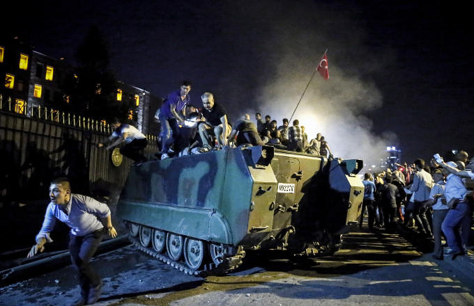 Half juli probeerde een deel van de Turkse strijdkrachten om de macht in Turkije te grijpen