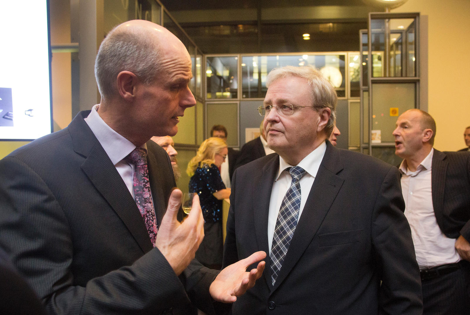 Minister Stef Blok van Wonen en Rijksdienst in gesprek met Michaël van Straalen (voorzitter van MKB-Nederland)