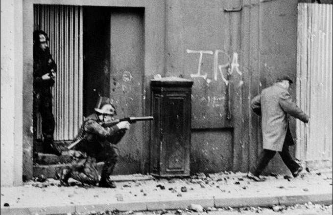 1971 Britse soldaten patrouilleren in Londonderry tijdens de heftige rellen tussen de katholieke minderheid (pro-IRA) en de protestanten
