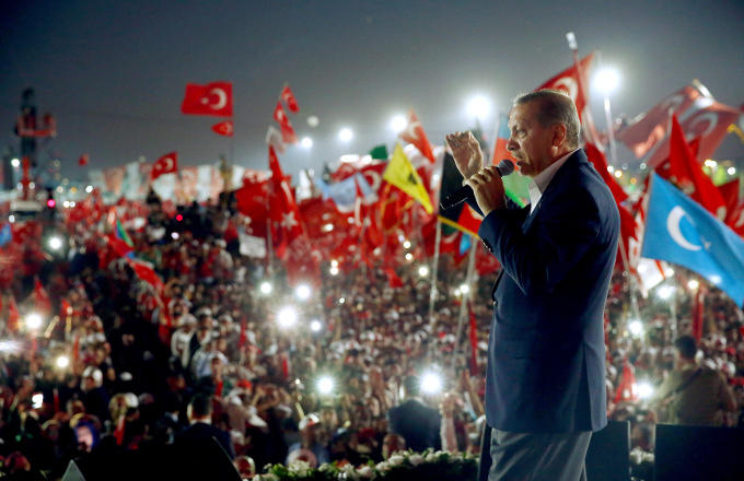 De steun voor de Turkse president Recep Tayyip Erdoğan lijkt groot als hij de bevolking in Istanboel toespreekt