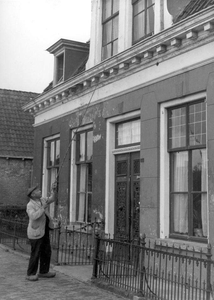 Leeuwarden 1947, een van de laatste porders in Nederland tikt zijn klant wakker