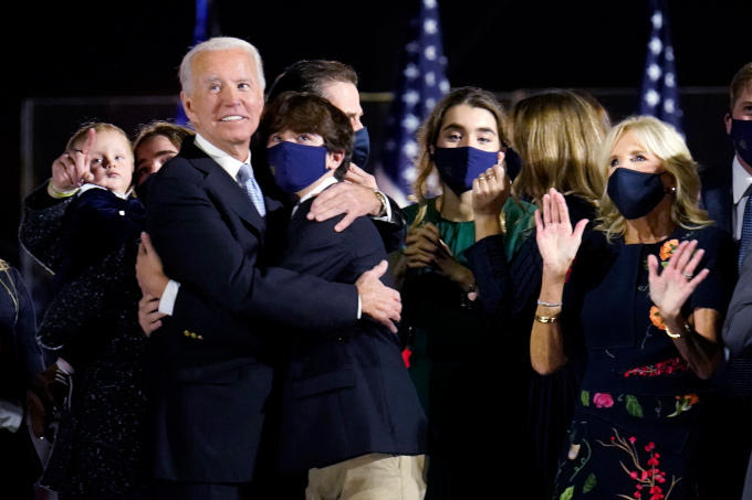 Joe en Jill (helemaal rechts op de foto) Biden en familie na afloop van zijn speech afgelopen zaterdag