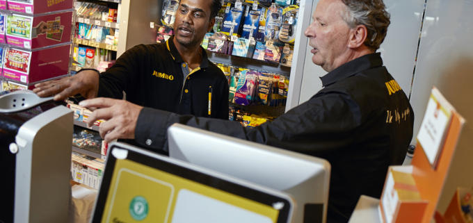 Kees Vlaanderen installeerde SafePay in zijn winkel: een gesloten kassasysteem waarbij papiergeld meteen in cassettes verdwijnt