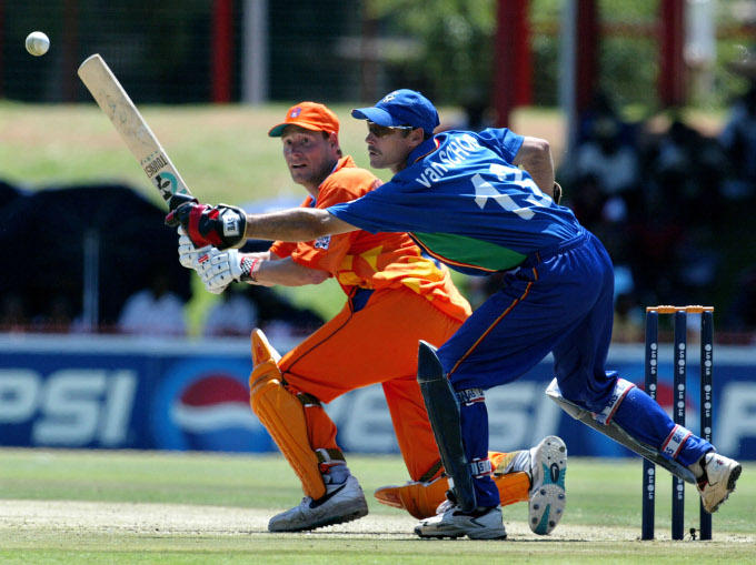 In actie voor Nederland tijdens de wedstrijd tegen Namibië in 2003. Links Klaas-Jan van Noortwijk, rechts wicket-keeper Melt van Schoor
