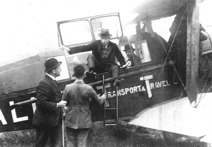Het is 1920, en de eerste vlucht van Londen naar Schiphol met passagiers aan boord is een feit