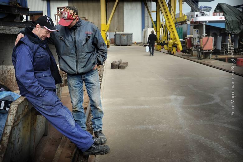 Verdriet onder werknemers scheepswerf Grave nadat ze van de directeur gehoord hebben dat de fabriek ophoudt te bestaan