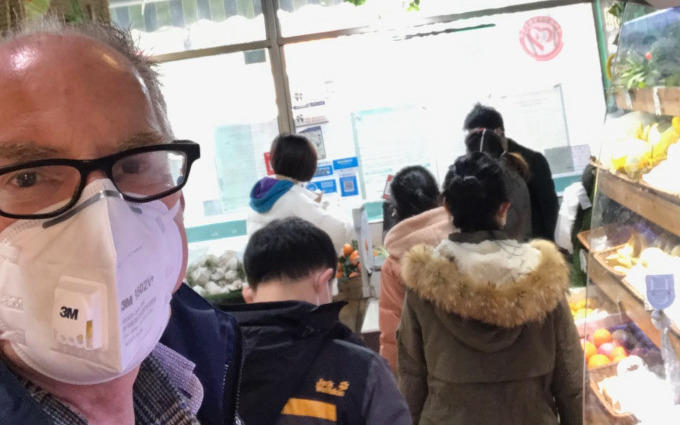 Tijdens de lockdown met masker op pad. Links in beeld Ronald Reunis, general manager van Lumileds in Songzi (China)