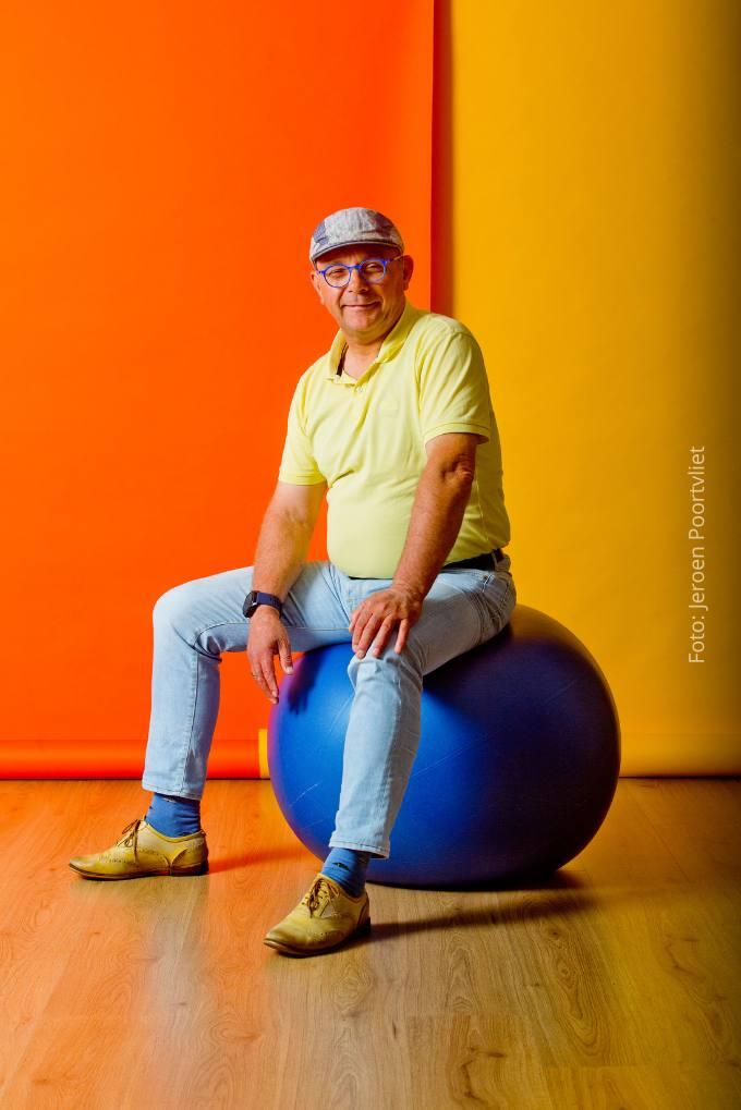 Sporten is een favoriete bezigheid van Sipke Meindertsma. Helaas heeft hij na een ongelukkige val tijdens het mountainbiken nog steeds last van zijn rug. Zitten op een bal biedt uitkomst