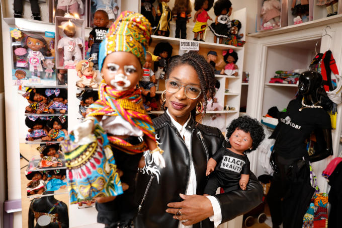 ‘Ellen Brudet begon op de markt met de verkoop van gekleurde poppen toen niemand daar wat in zag. Nu heeft ze een winkel in Amsterdam - Coloured Goodies - en verkoopt ze internationaal via een webshop’ 