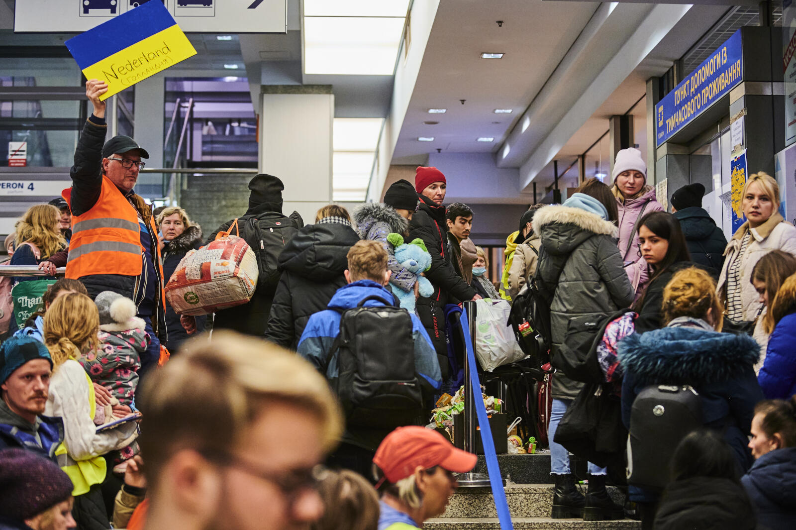 Op het station van Krakau worden vluchtelingen opgevangen. Ze worden vanaf het het station per bus vervoerd naar opvanglocaties in heel Europa