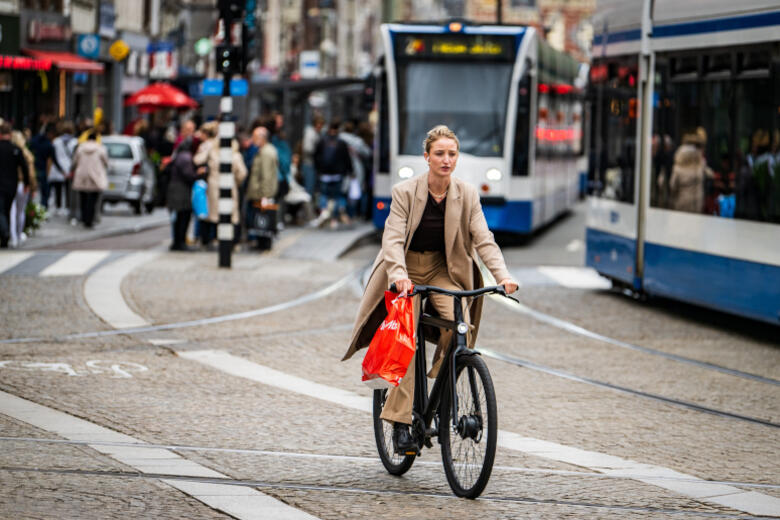 Een fietser en tram in Amsterdam