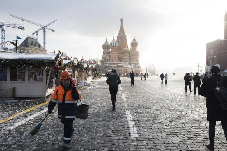 Wandelende mensen in het Russische Moskou