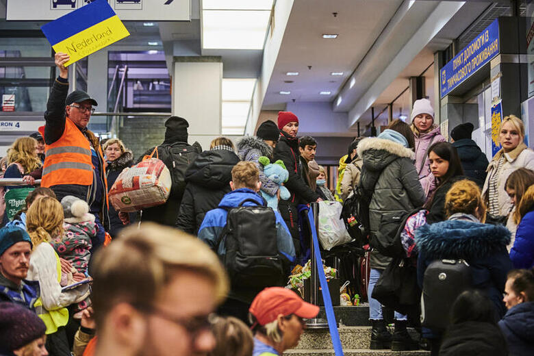 Op het station van Krakau worden vluchtelingen opgevangen