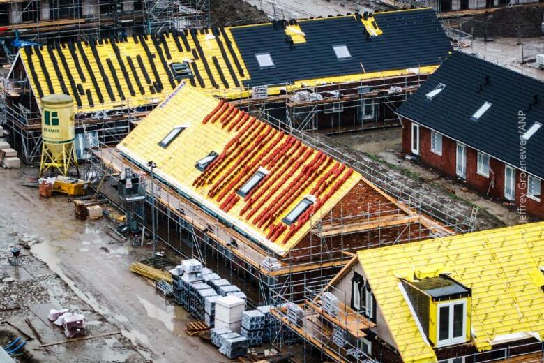 Een foto van een bouwplaats waar nieuwe woningen worden gebouwd