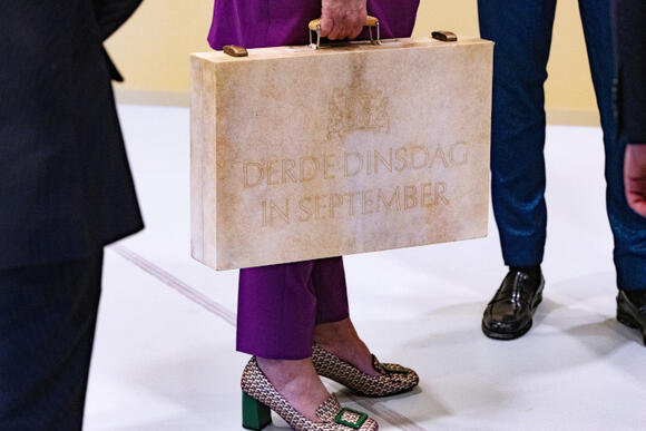 Het koffertje van Sigrid Kaag met daarin de Miljoenennota