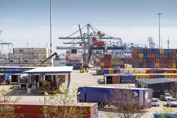 Opgestapelde containers wachten op transport