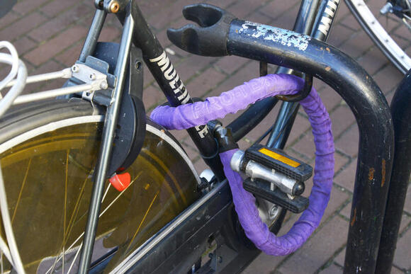 Een fiets op slot met twee fietssloten, zoals RAI Vereniging dat graag ziet