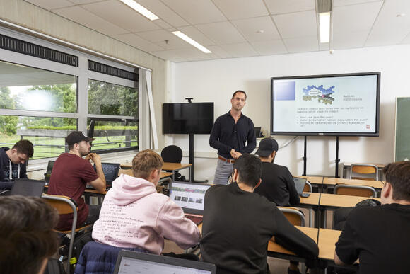 Maikel Schroën (Consul Infra Group) biedt studenten techniek hulp