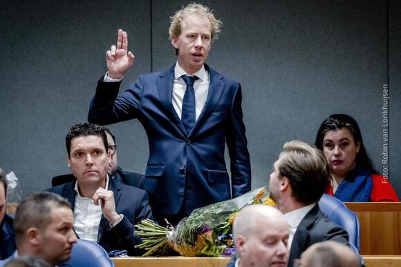 Arend Kisteman (VVD) legt de eed af tijdens de beëdiging van de nieuwe leden van de Tweede Kamer