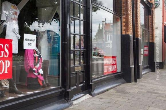 Opheffingsuitverkoop winkelstraat