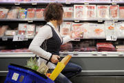 Consument bij vleeswarenschap supermarkt