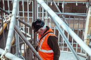 Man aan het werk in de bouw in Berlijn