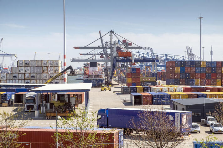Opgestapelde containers wachten op transport