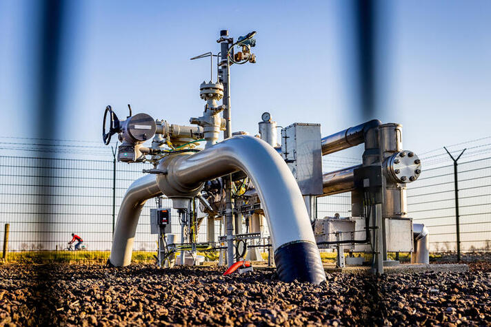 Gasleidingen boven de grond bij een gaswinning locatie in de Hoeksche Waard