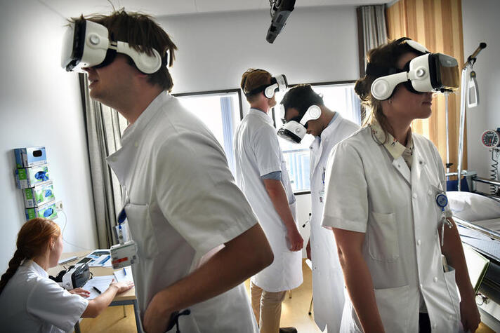 Studenten geneeskunde die net aan hun co-schappen zijn begonnen krijgen les met een VR-bril