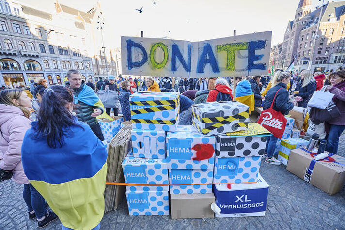 p de Dam in Amsterdam protesteren zo'n 15.000 mensen tegen de inval van Rusland in de Oekraïne.
